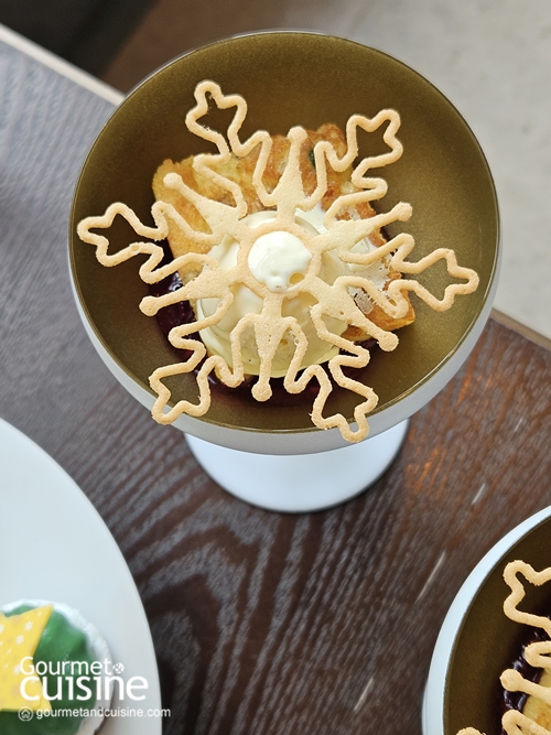 ชวนไปชิม Festive Afternoon Tea ใต้ต้นคริสต์มาสสีม่วง ที่ Waldorf Astoria Bangkok