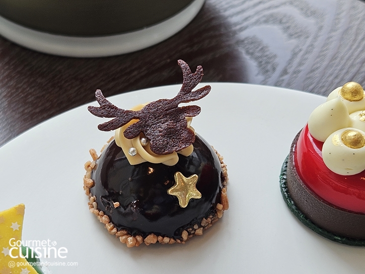 ชวนไปชิม Festive Afternoon Tea ใต้ต้นคริสต์มาสสีม่วง ที่ Waldorf Astoria Bangkok