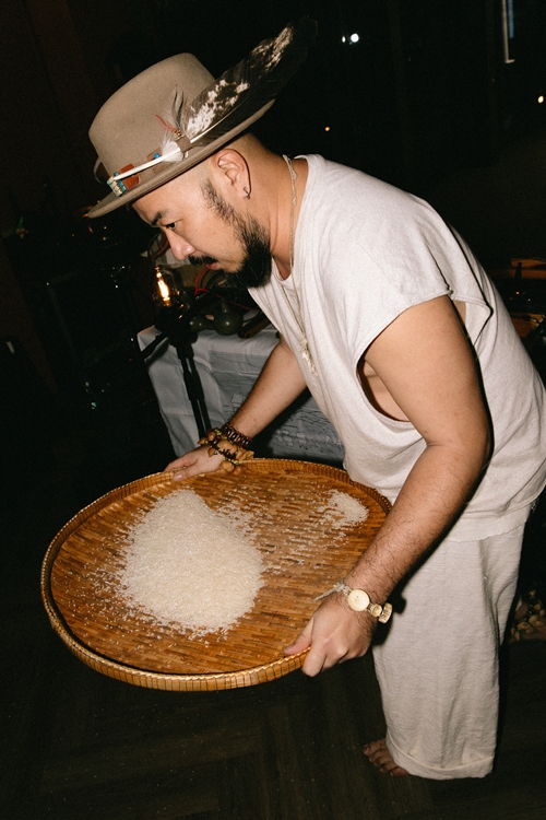 ลอง “เล่าข่าว” ผ่าน “เล่าข้าว” และ “เสียงดนตรี” เมื่อเอกลักษณ์ท้องถิ่น ถูกแปรเปลี่ยนสู่เครื่องดื่มและเสียงดนตรี ที่ให้กลิ่นอายความเป็นไทย!