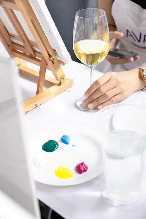 วางโทรศัพท์ แล้วมาจับพู่กัน ระบายสีสันช่วงเทศกาลแห่งความสุข ในบรรยากาศสุดผ่อนคลาย ที่ เมโทร เลานจ์