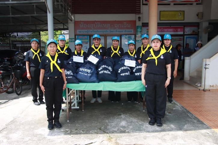 ชมรมภริยาทหารเรือจังหวัดสงขลา ร่วมบรรจุและมอบถุงยังชีพช่วยผู้ประสบอุทกภัย พื้นที่อำเภอสทิงพระ