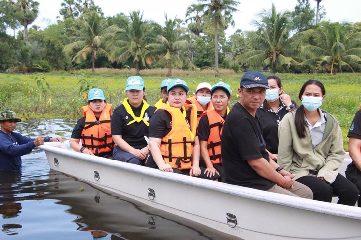 ชมรมภริยาทหารเรือจังหวัดสงขลา ร่วมบรรจุและมอบถุงยังชีพช่วยผู้ประสบอุทกภัย พื้นที่อำเภอสทิงพระ
