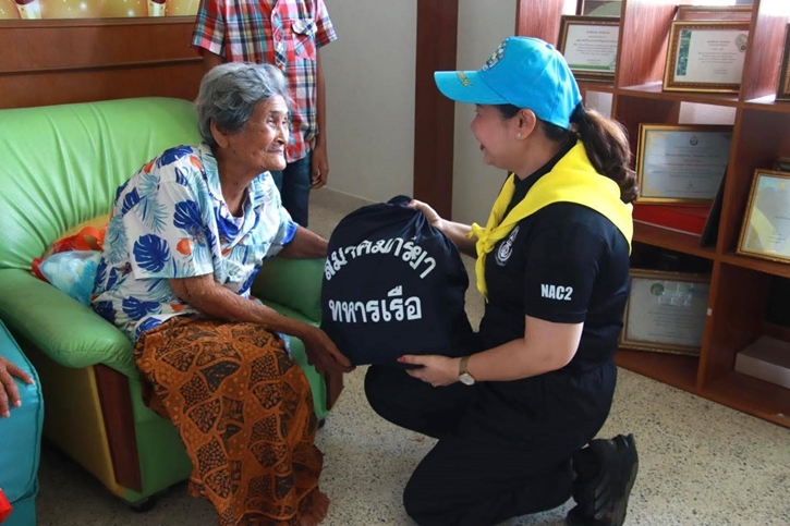 ชมรมภริยาทหารเรือจังหวัดสงขลา ร่วมบรรจุและมอบถุงยังชีพช่วยผู้ประสบอุทกภัย พื้นที่อำเภอสทิงพระ