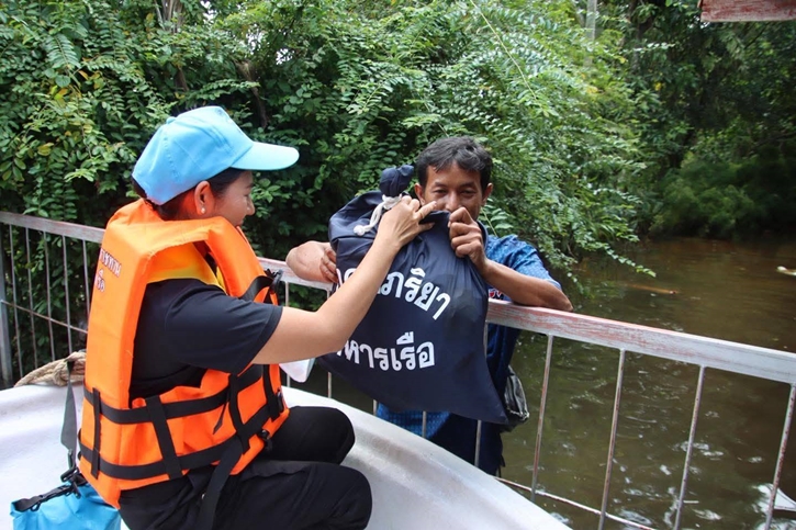 ชมรมภริยาทหารเรือจังหวัดสงขลา ร่วมบรรจุและมอบถุงยังชีพช่วยผู้ประสบอุทกภัย พื้นที่อำเภอสทิงพระ