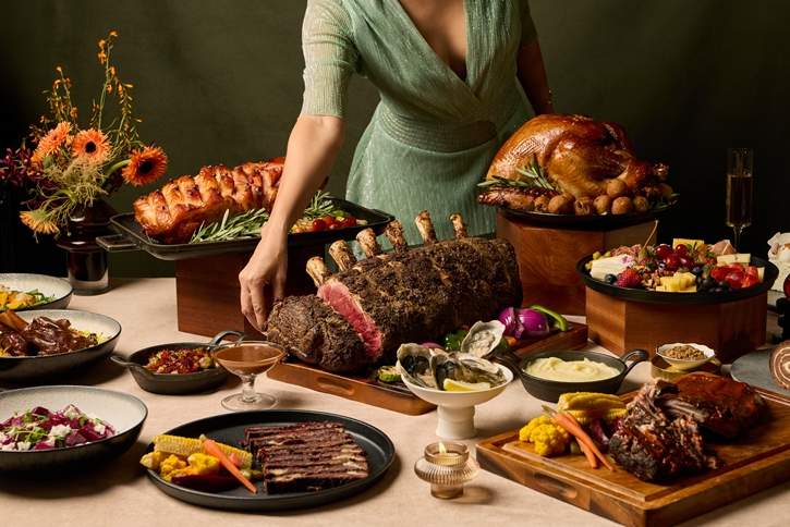 เฉลิมฉลองเทศกาลแห่งความสุขส่งท้ายปี  ที่ห้องอาหาร เดอะ คิทเช่น เทเบิ้ล โรงแรมดับเบิ้ลยู กรุงเทพ