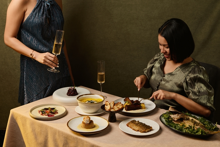 เฉลิมฉลองเทศกาลแห่งความสุขส่งท้ายปี  ที่ห้องอาหาร เดอะ คิทเช่น เทเบิ้ล โรงแรมดับเบิ้ลยู กรุงเทพ