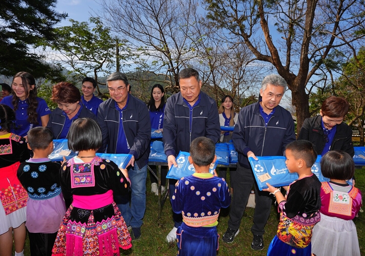 บางกอกแอร์เวย์ส ชวน ญาญ่า–อุรัสยา แบ่งปันความอบอุ่นสู่ชุมชน มอบผ้าห่มรักษ์โลกในกิจกรรม ‘Seasons of Giving 2025’