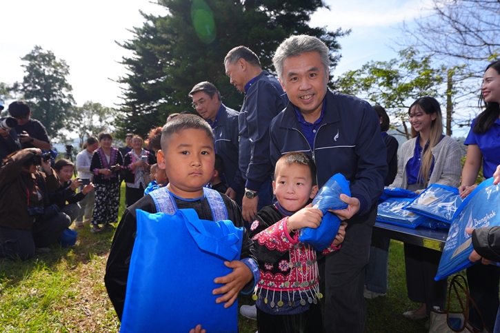 บางกอกแอร์เวย์ส ชวน ญาญ่า–อุรัสยา แบ่งปันความอบอุ่นสู่ชุมชน มอบผ้าห่มรักษ์โลกในกิจกรรม ‘Seasons of Giving 2025’