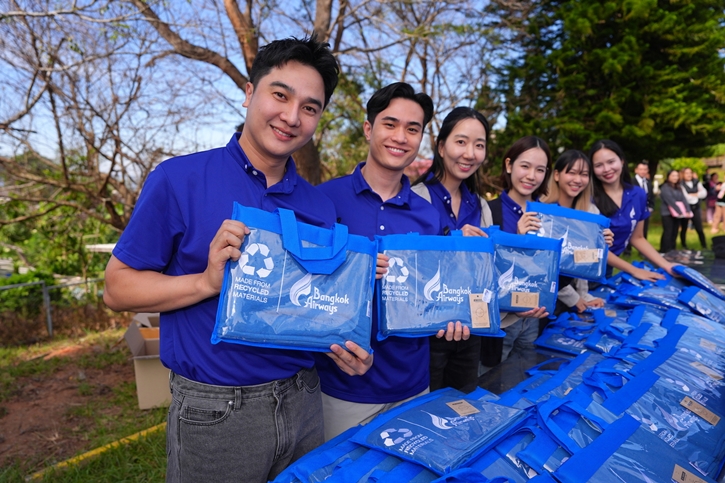 บางกอกแอร์เวย์ส ชวน ญาญ่า–อุรัสยา แบ่งปันความอบอุ่นสู่ชุมชน มอบผ้าห่มรักษ์โลกในกิจกรรม ‘Seasons of Giving 2025’