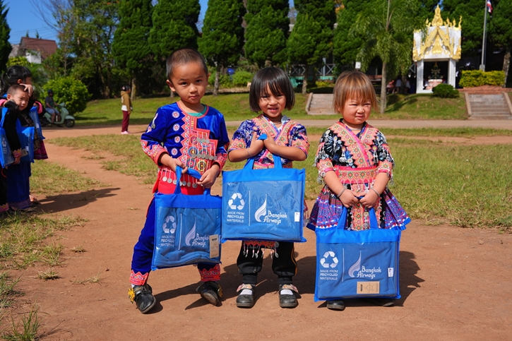 บางกอกแอร์เวย์ส ชวน ญาญ่า–อุรัสยา แบ่งปันความอบอุ่นสู่ชุมชน มอบผ้าห่มรักษ์โลกในกิจกรรม ‘Seasons of Giving 2025’