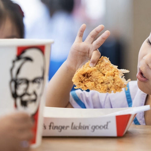 KFC ประเทศไทยประกาศสิทธิ์วันเด็ก “เด็กได้สิทธิ์นั้นเดี๋ยวนี้!” ส่งรถโรงเรียนอนุบาลแซนเดอร์สวิ่งรับ-ส่งเด็กๆ ฟรี 10 – 11 มกราคม 2569