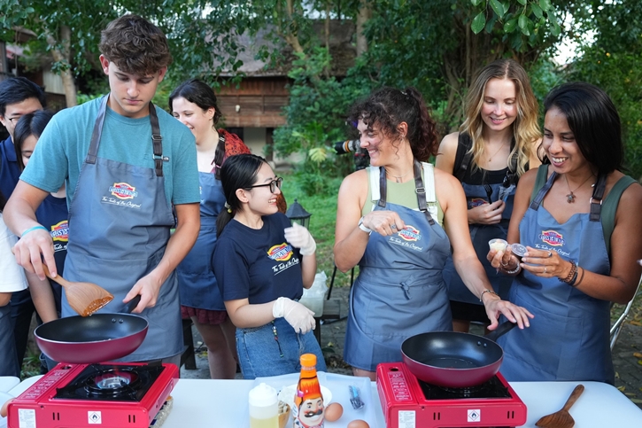 ซอสพริกศรีราชาพานิช x The Yard Hostel เชียงใหม่ ชวนนักท่องเที่ยวต่างชาติสัมผัสเสน่ห์อาหารไทยผ่าน Cooking Class 