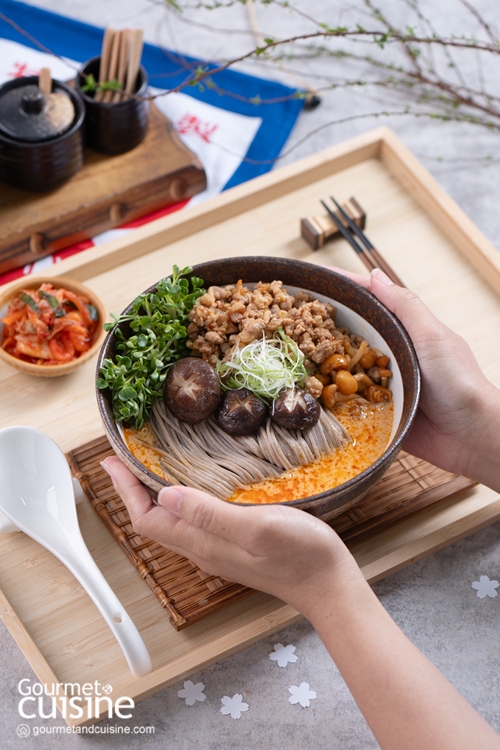 โซบะซุปเต้าหู้ผสมมิโซะโคชูจัง (Creamy Soy Milk Miso Gochujang Soba with Spicy Fried Pork)